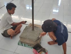 Mahasiswa KKN-T UPR Kelompok 52 Membangun Lapangan Badminton